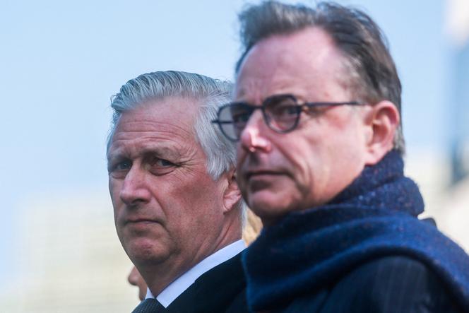 El rey Felipe y el primer ministro belga, Bart de Wever, durante la ceremonia conmemorativa en Bruselas, el 22 de marzo de 2026.