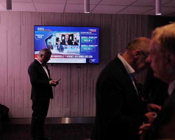 No aparelho BFM-TV, noite do segundo turno das eleições municipais, em Paris, 22 de março de 2026.