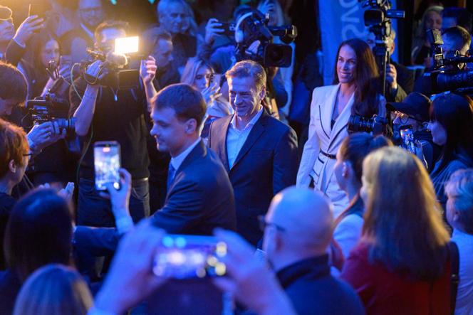 Le premier ministre slovène, Robert Golob (au centre), et sa femme, Tina, au QG de leur parti, le Mouvement pour la liberté, après l’annonce des résultats des élections législatives, à Ljubljana, le 22 mars 2026.