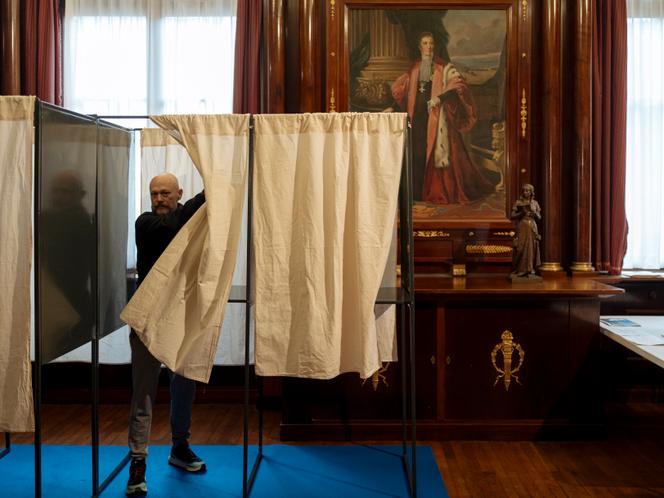 Dans un bureau de vote de Nice, le 15 mars 2026.
