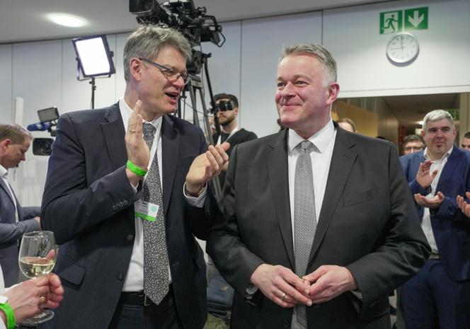 Gordon Schnieder, à droite, tête de liste de l’Union chrétienne-démocrate (CDU) en Rhénanie-Palatinat, et son frère Patrick Schnieder, à gauche, ministre allemand des transports, lors de la soirée électorale de la CDU à Mayence, le dimanche 22 mars 2026.