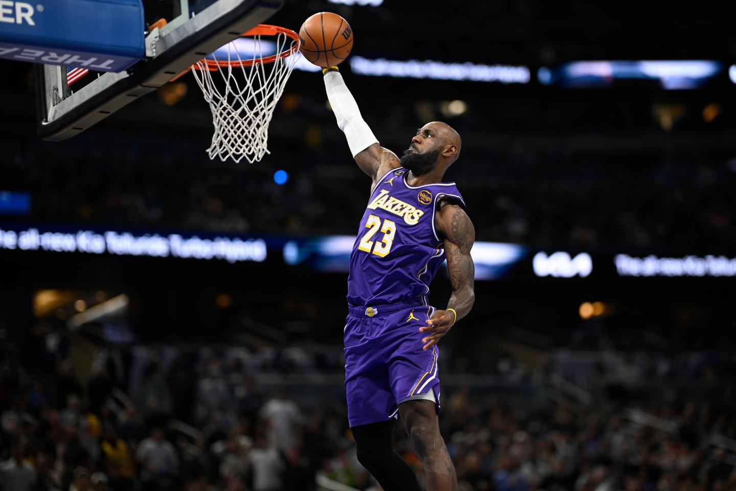 LeBron James accroche un nouveau record NBA à son palmarès avec 1 612 matchs disputés en saison régulière LeBron James accroche un nouveau record NBA à son palmarès avec 1 612 matchs disputés en saison régulière