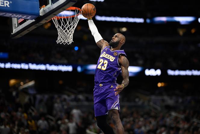 LeBron James dá uma enterrada em Orlando, Flórida, em 21 de março de 2026.