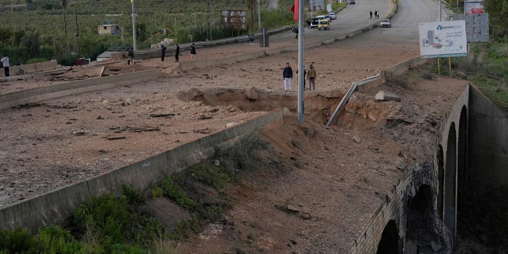Le pont de Qasmiyeh, touché par une frappe israélienne, près de la ville de Tyr au Liban, le 22 mars 2026. - MOHAMMAD ZAATARI / AP
