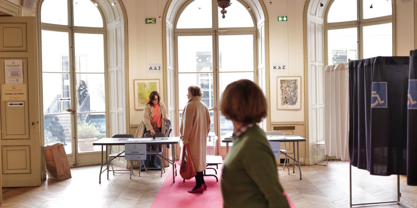 les bureaux de vote ont ouvert dans 1 526 communes pour le second tour ; suivez la journée de scrutin et posez vos questions