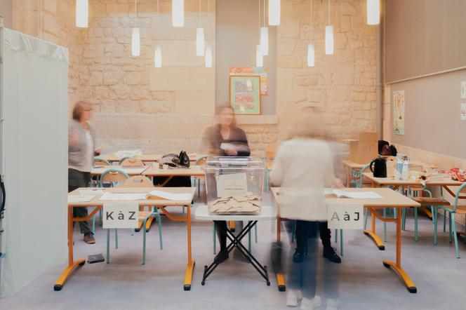 Dans un bureau de vote à Paris, le 22 mars 2025.