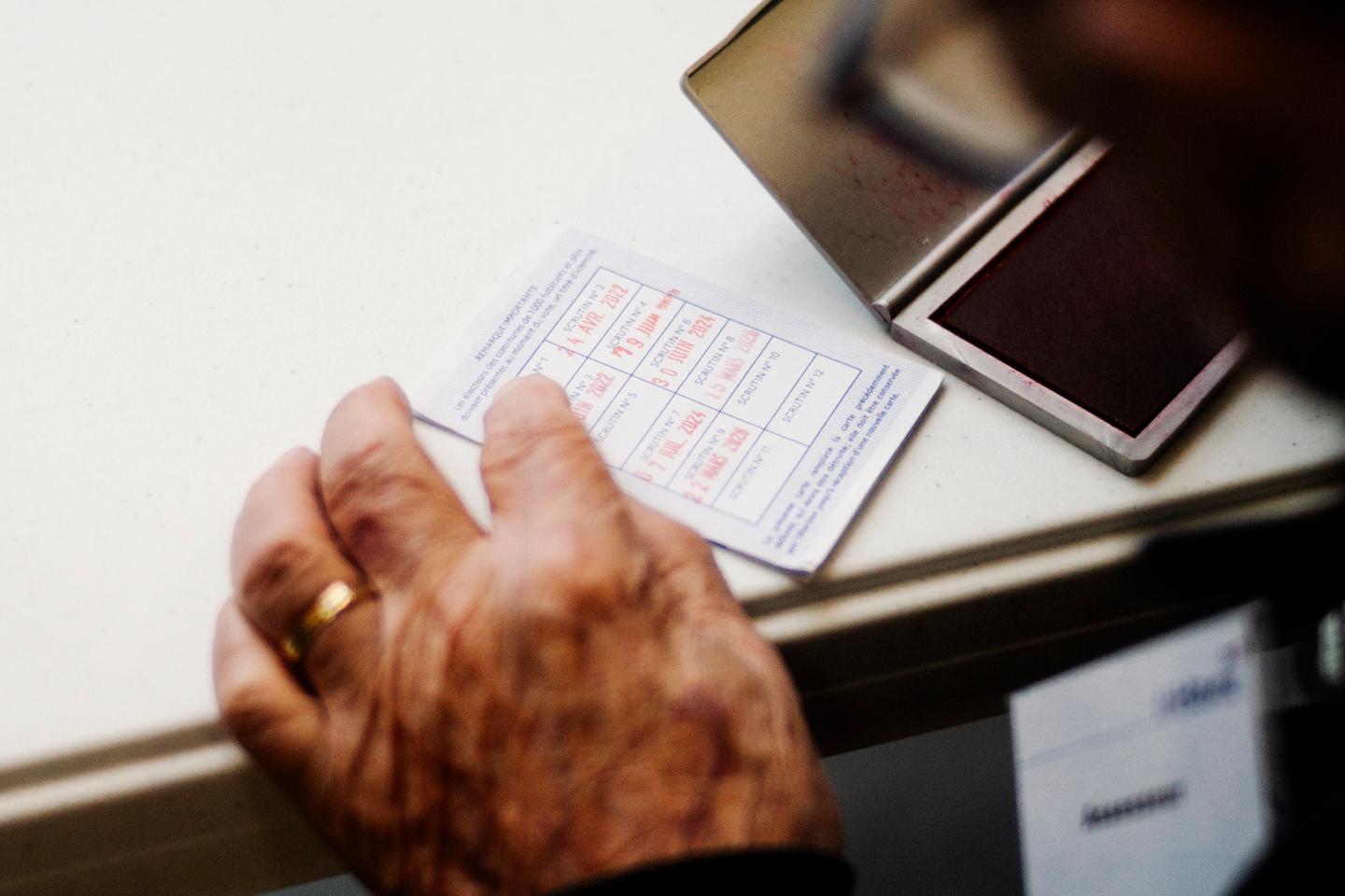 avec un taux de participation de 48,10 % à 17 heures, l’abstention en route vers un nouveau record au second tour