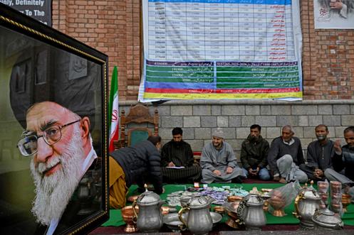 Collecte de dons pour l’Iran aux abords de Srinagar (Inde), le 23 mars 2026.