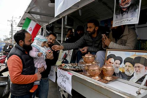 Collecte mobile de dons pour l’Iran ravagé par la guerre, aux abords de Srinagar (Inde), le 23 mars 2026.