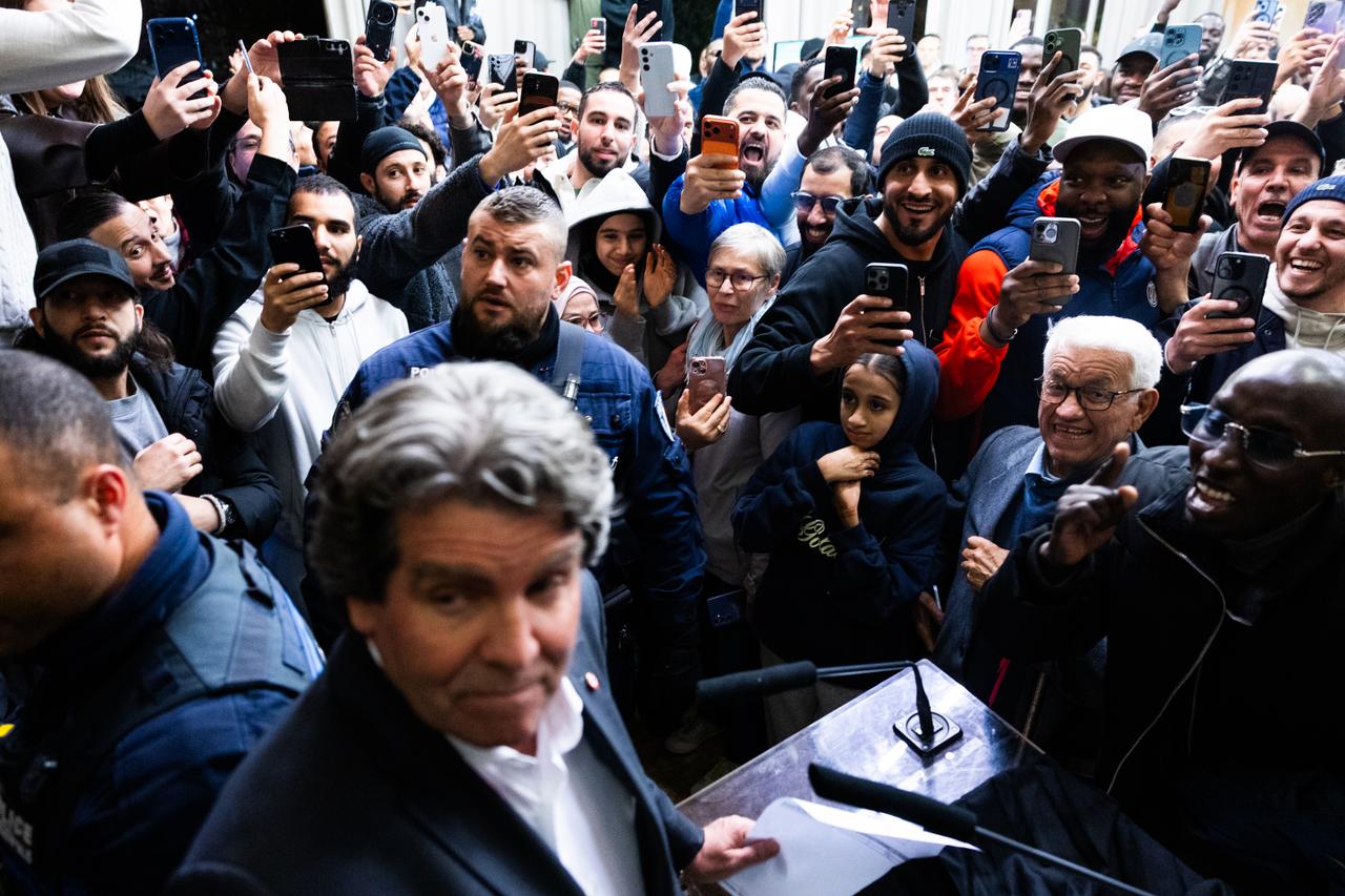 Thierry Meignen, candidat battu, annonce les résultats et la victoire de Demba Traoré à l'hôtel de ville. Il déclare qu’il déposera un recours, puis disparaît très rapidement de la salle principale.