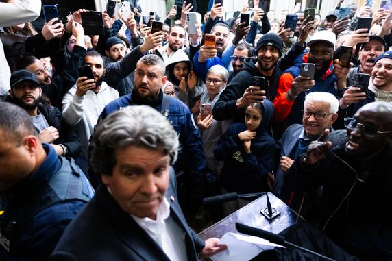 Thierry Meignen, candidat battu, annonce les résultats et la victoire de Demba Traoré à l’hôtel de ville. Il déclare qu’il déposera un recours, puis disparaît très rapidement de la salle principale.