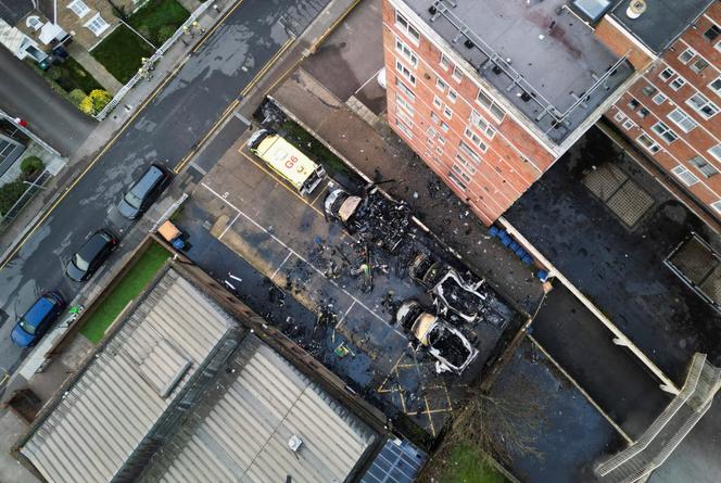 Vista aérea das quatro ambulâncias Hatzala incendiadas no dia anterior, em Londres, 23 de março de 2026. 