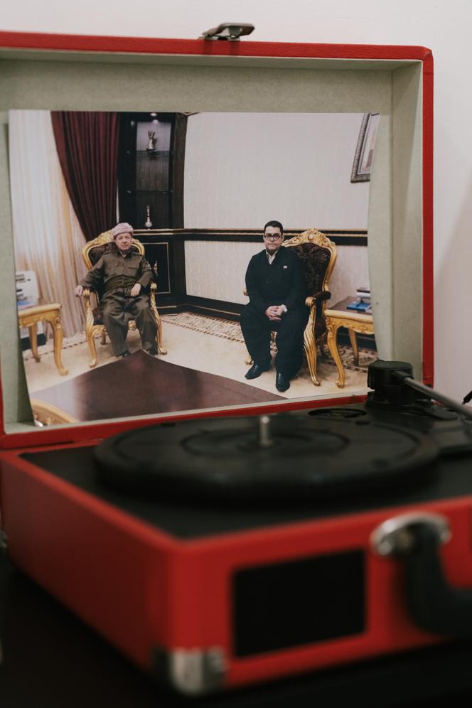 Sur un tourne-disque rouge dans le bureau familial, une photographie datant de 2025 montre Massoud Barzani (à gauche), considéré comme le président du Kurdistan irakien par les grandes puissances occidentales, et Seif Qazi (à droite), le grand-père de Mohammad Raza Seif Qazi, à Erbil (Irak), 14 mars 2026.