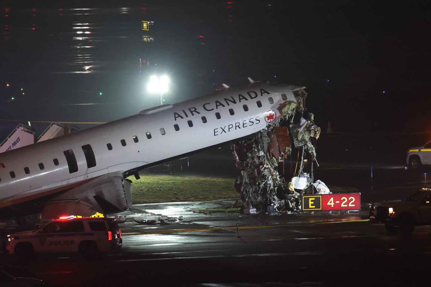 L’aéroport de LaGuardia à New York fermé en raison d’une collision entre un avion et un véhicule de secours sur une piste d’atterrissage L’aéroport de LaGuardia à New York fermé en raison d’une collision entre un avion et un véhicule de secours sur une piste d’atterrissage