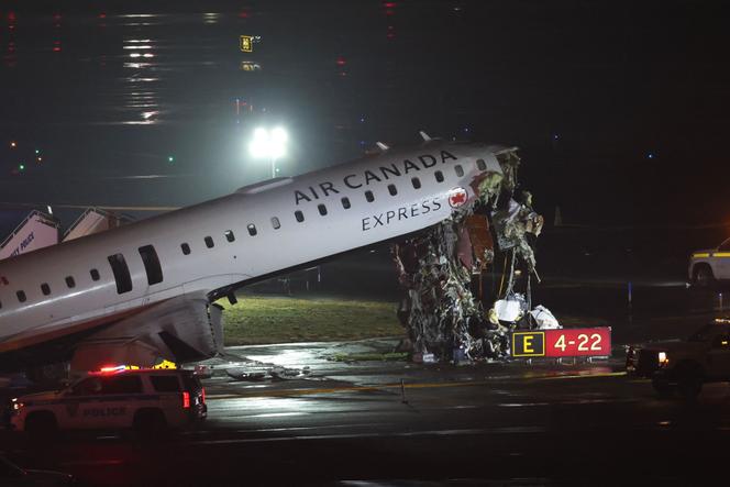 Um Air Canada Express CRJ-900 encalhou na pista após uma colisão com um caminhão de bombeiros da Autoridade Portuária no Aeroporto LaGuardia, em Nova York, em 23 de março de 2026.