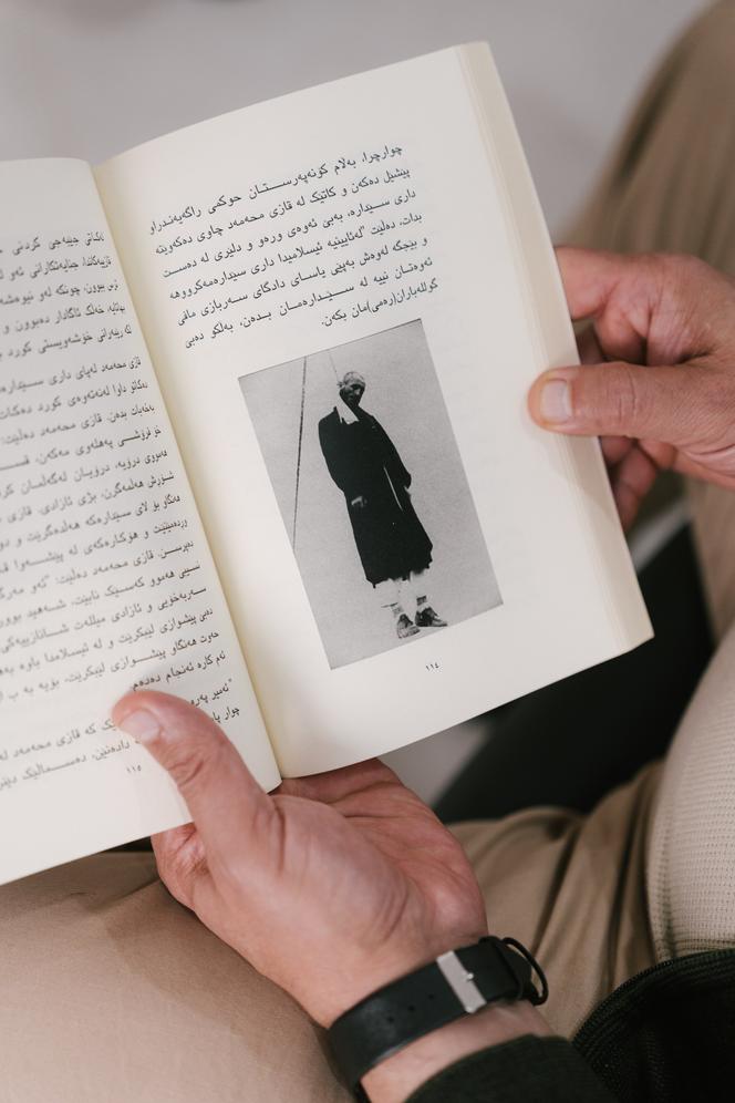 Dans le livre écrit par Mohammad Raza Seif Qazi, « Le Secret du procès des juges », une photographie de Qazi Mohammad pendu. A Erbil (Irak), le 14 mars 2026.