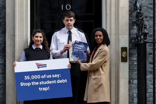 Des représentants de l’Union nationale des étudiants (NUS) et d’Organise remettent des pétitions à un représentant (C) du 10 Downing Street, réclamant une réforme des prêts étudiants, à Londres, le 16 mars 2026. 