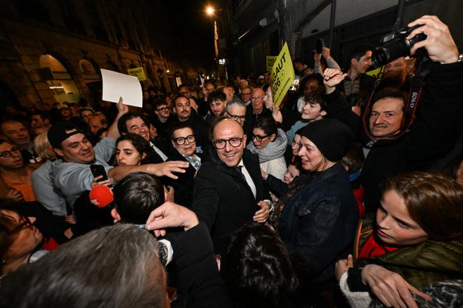 Le candidat LR, Ludovic Fagaut, arrive à son siège de campagne après l’annonce de sa victoire lors des élections municipale à Besançon, le 22 mars 2026.