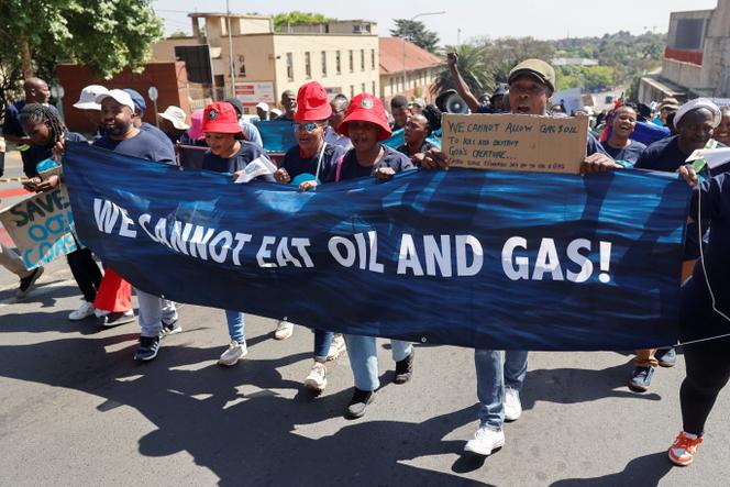 Une manifestation de défense de l’environnement contre l’exploration des ressources gazières et pétrolières par la multinationale britannique Shell, devant la Cour constitutionnelle de Johannesburg, le 16 septembre 2025.