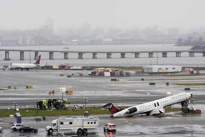 Avião da Air Canada operado pela Jazz Aviation, um dia após a colisão com um veículo bombeiro no Aeroporto LaGuardia, 23 de março de 2026.