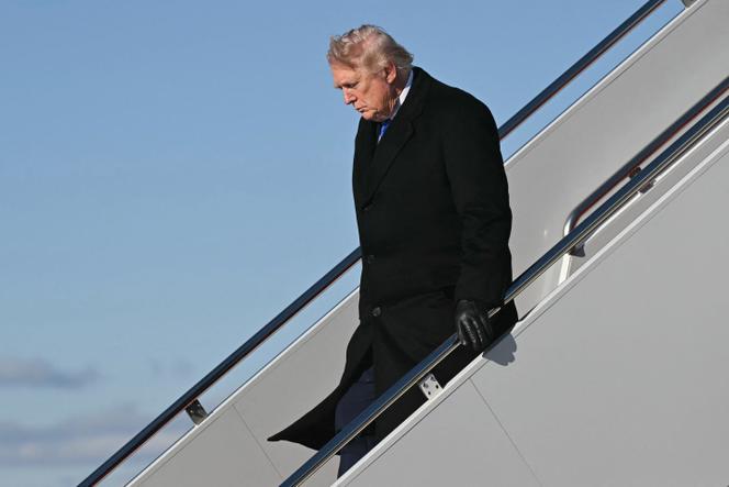 Le président américain, Donald Trump, à sa descente d’avion à la base aérienne Andrews (Maryland), le 23 mars 2026.