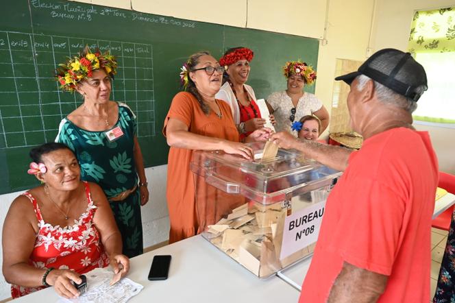Dans un bureau de vote à Papeete (Polynésie française), le 22 mars 2026.