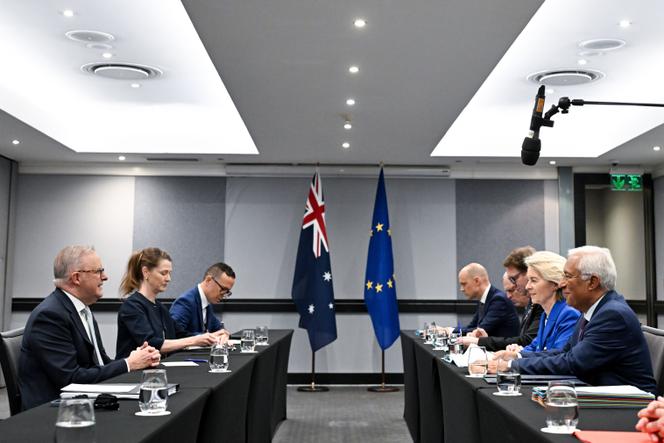Anthony Albanese, o primeiro-ministro australiano, à esquerda, enfrenta Ursula von der Leyen, a presidente da Comissão Europeia e António Costa, o presidente do Conselho Europeu, em Joanesburgo, África do Sul, 21 de novembro de 2025.