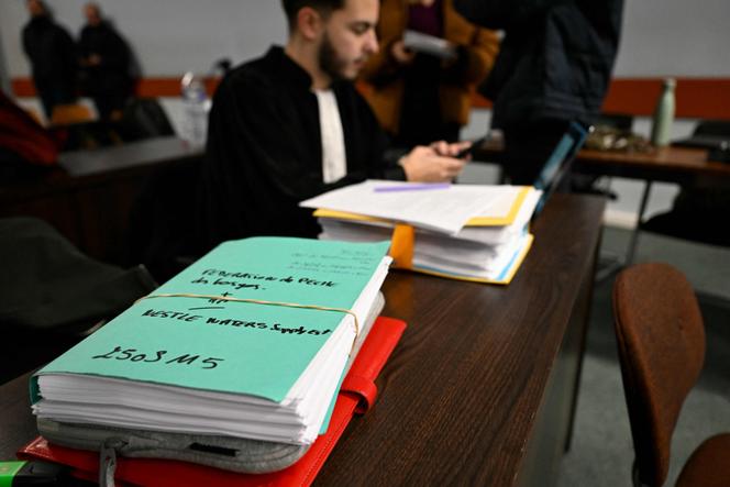 L’avocat Amine Ouajjid, représentant l’association de consommateurs Que choisir-Ensemble, avant l’audience d’ouverture du procès de Nestlé concernant le maintien de quatre décharges illégales dans le département des Vosges, au palais de justice de Nancy (Meurthe-et-Moselle), le 23 mars 2026.