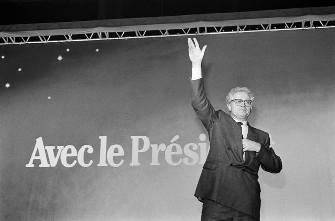 Lionel Jospin, primeiro secretário do Partido Socialista (PS), cumprimenta a multidão durante uma reunião do PS em Toulouse, 14 de março de 1986.