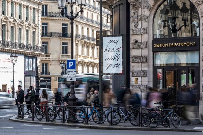 Des piétons passent devant un panneau d’affichage reprenant le titre de la chanson « My Heart Will Go On », de la chanteuse canadienne Céline Dion, à Paris, le 23 mars 2026.
