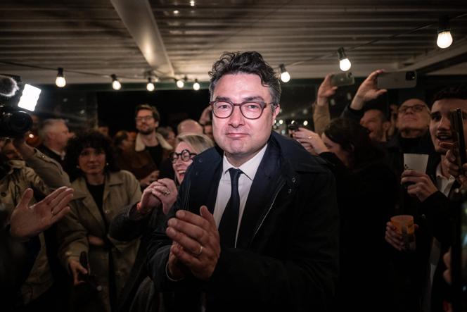 Stéphane Roudaut célèbre sa victoire aux municipales dans un bar du port de Brest (Finistère ), le 22 mars 2026.