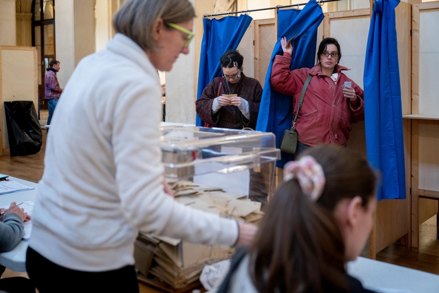 Municipales 2026 : après leur victoire aux élections, des têtes de liste écartées par leur équipe, qui choisit un autre maire