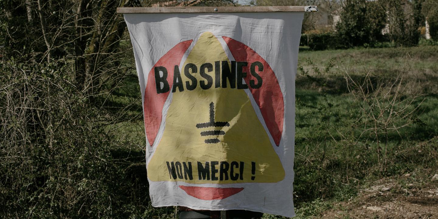 À Sainte-Soline, trois ans après les affrontements, la mégabassine empoisonne toujours la vie locale