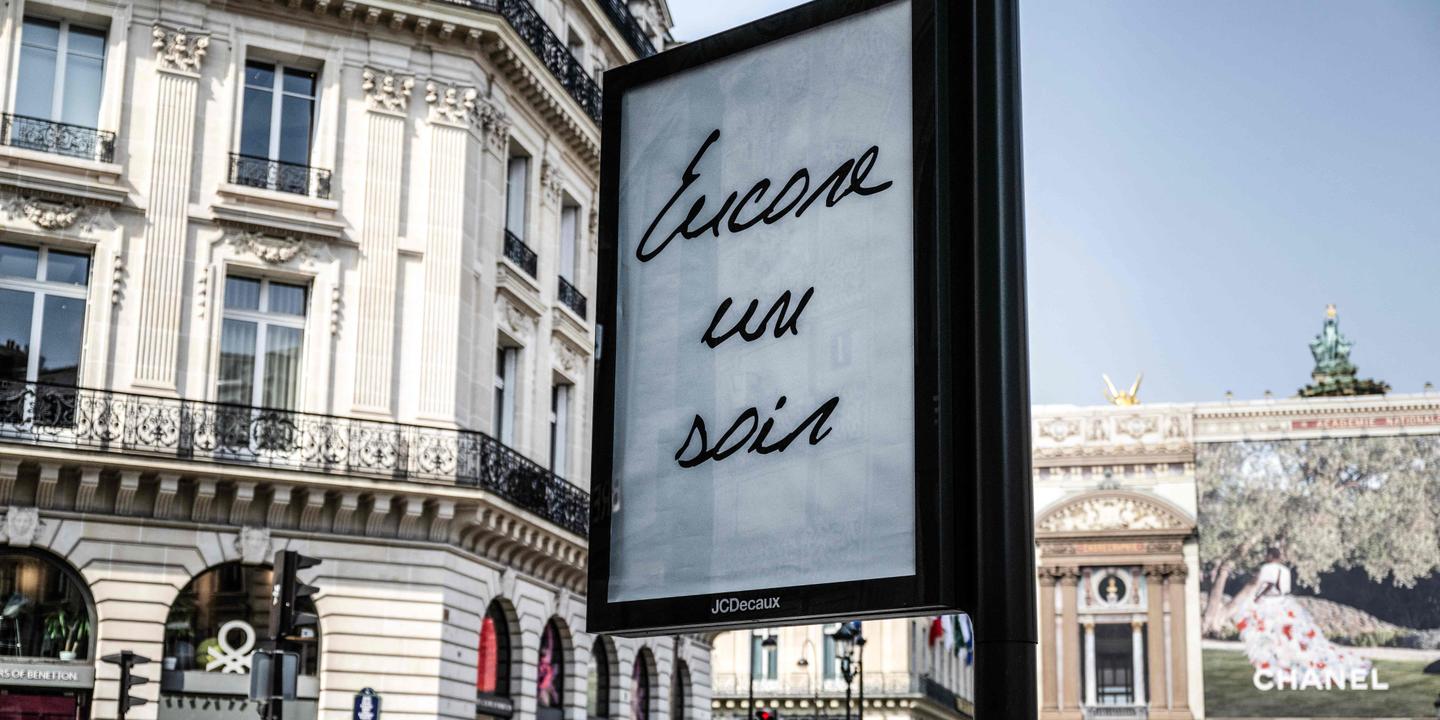 Céline Dion : des affiches énigmatiques à Paris ravivent l'espoir d'un retour sur scène