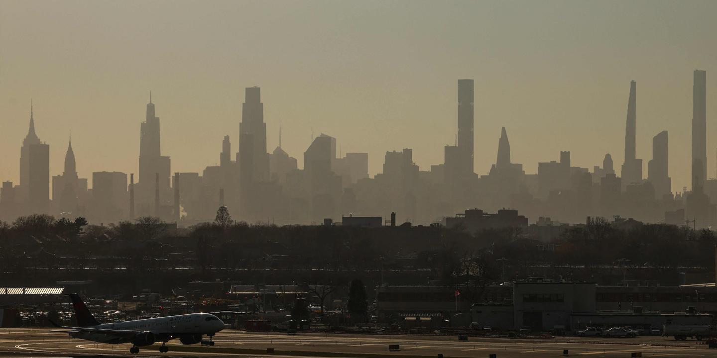 Fermeture de l'aéroport LaGuardia à New York après un incident avion-véhicule