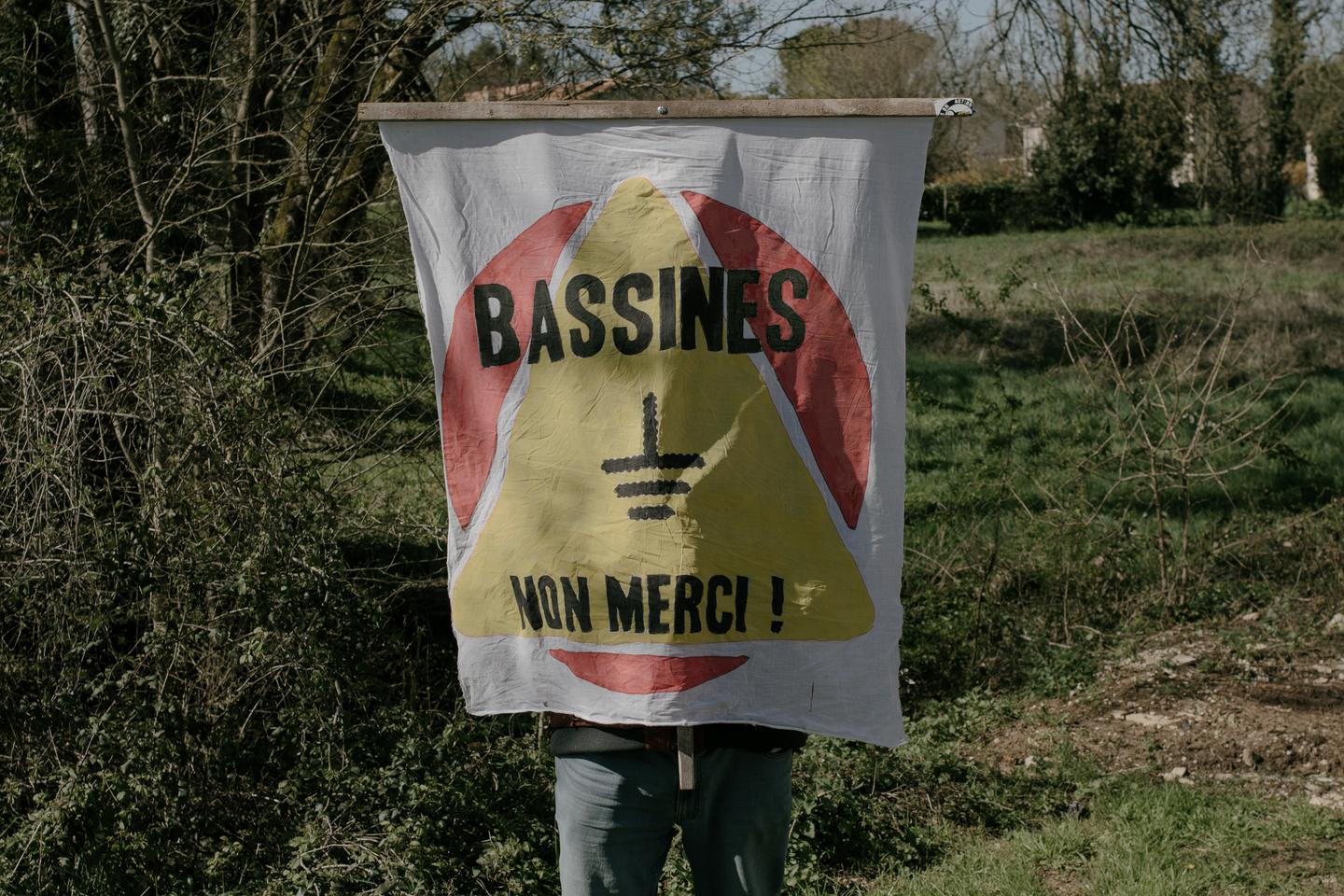 A Sainte-Soline, trois ans après les affrontements, la mégabassine continue d’empoisonner la vie locale