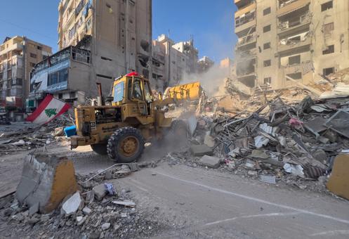 Un bulldozer dégage les décombres d’un immeuble détruit par une frappe aérienne israélienne, dans la banlieue sud de Beyrouth, le 24 mars 2026.