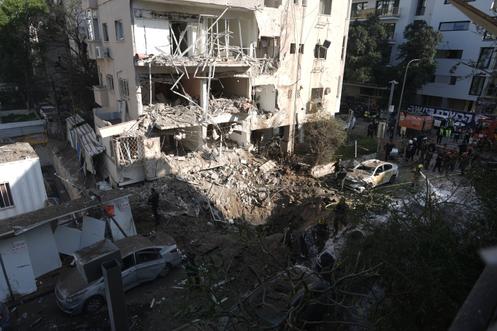 Sur le site d’une frappe de missile iranien, à Tel-Aviv (Israël), le 24 mars 2026.