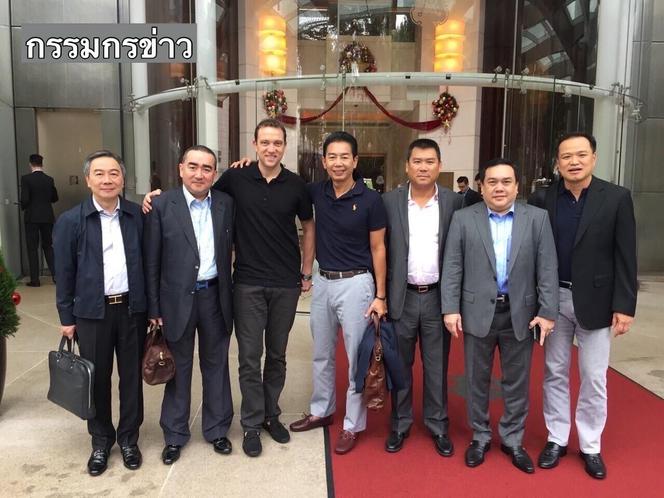 Cette photo prise en 2014 et publiée sur Facebook le 4 décembre 2025 par le présentateur de télévision thaïlandais, Sorayudth Sutadsanajinda, montre l’homme d’affaires sud-africain Benjamin Mauerberger entouré de personnalités de premier plan notamment Anutin Charnvirakul (à droite), devenu premier ministre thaïlandais en septembre 2025.