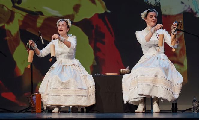 Mariia Oneshchak et Natalia Rybka-Parkhomenko, le duo Kurbasy, au Center Stage, à New York, en octobre 2025.