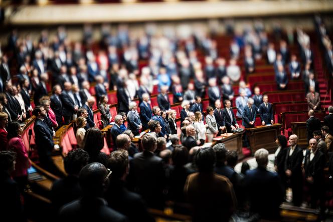 Les députés observent une minute de silence en hommage à Lionel Jospin, mort dimanche à l’âge de 88 ans, à l’Assemblée nationale, à Paris, le 24 mars 2026.