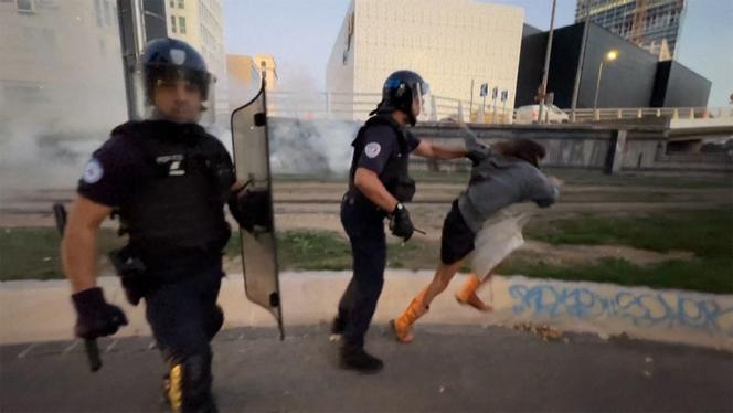 Um policial empurra uma manifestante após agredi-la, em Marselha, em 18 de setembro de 2025.