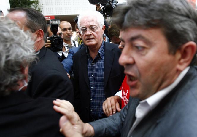 L’ancien premier ministre socialiste Lionel Jospin (au centre) quitte le congrès d’été du Parti socialiste en compagnie du sénateur Jean-Luc Mélenchon, à La Rochelle, le 26 août 2006.