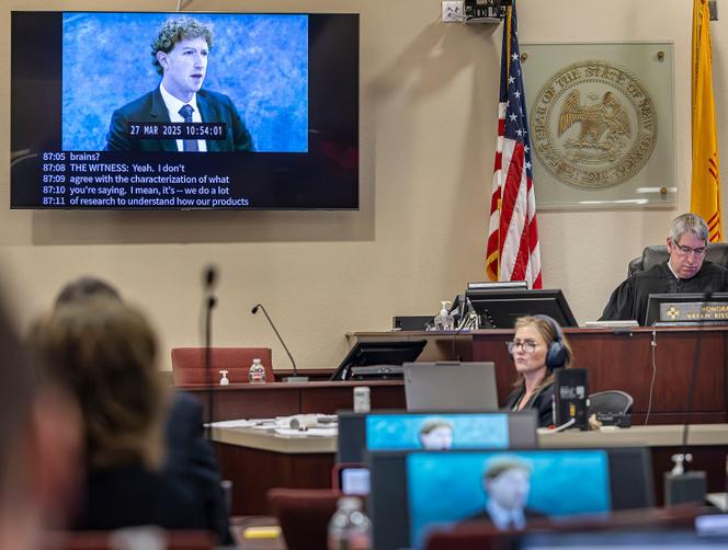 يُعرض تسجيل لمارك زوكربيرغ، الرئيس التنفيذي لشركة ميتا، أمام هيئة المحلفين، في إطار الدعوى المدنية المرفوعة ضد الشركة بتهمة تعريض القُصّر للخطر، في سانتا في (نيو مكسيكو)، بتاريخ 4 مارس 2026.