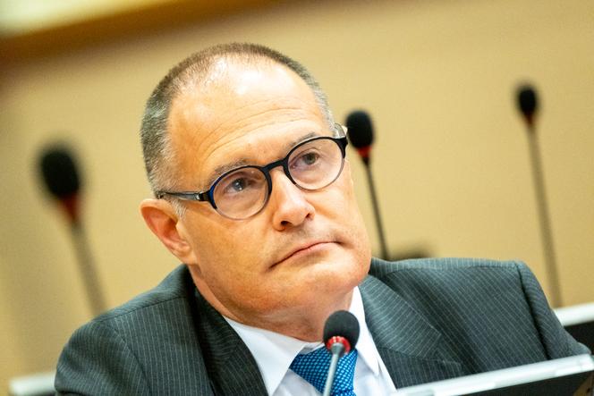 MEP (National Rally) e ex-diretor da Frontex, Fabrice Leggeri, no Parlamento Europeu, em Bruxelas, 13 de maio de 2025. 