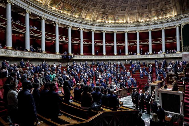 Os deputados observam um minuto de silêncio em homenagem a Lionel Jospin, falecido domingo aos 88 anos, na Assembleia Nacional, em Paris, terça-feira, 24 de março de 2026.