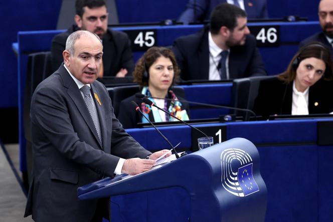 O primeiro-ministro arménio, Nikol Pakinian, dirige-se aos membros do Parlamento Europeu durante uma sessão solene em Estrasburgo, em 11 de março de 2026.