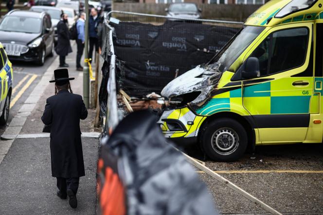 Les lieux de l’attaque antisémite, au lendemain de l’incendie de plusieurs ambulances bénévoles gérées par une organisation juive, à Londres, le 24 mars 2026.