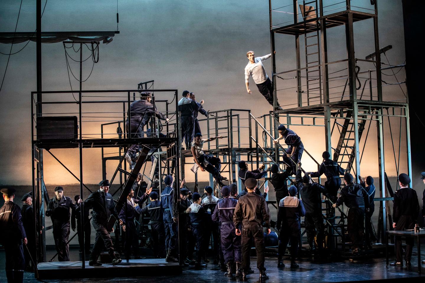 A l’Opéra de Lyon, le « Billy Budd » de Benjamin Britten au tribunal de la culpabilité