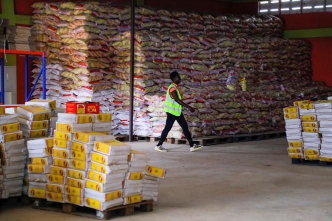 Un stock de sacs de riz dans un hangar à Offinso, au Ghana, le 7 juin 2022.